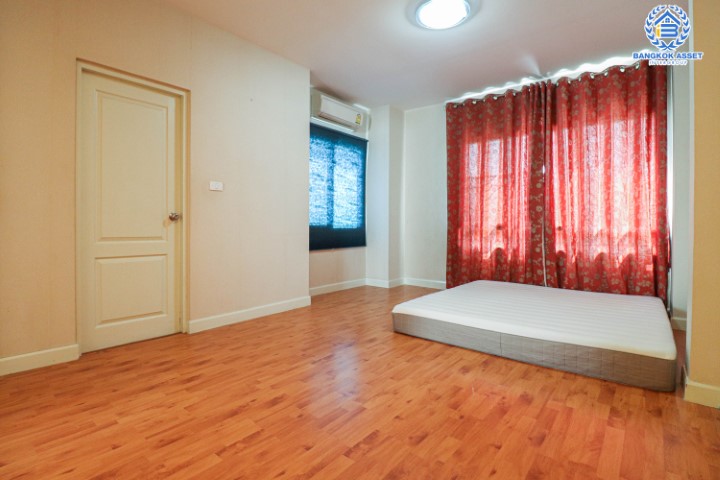 *****บ้านแฝดมือสองย่านนนทบุรี ม.ไลฟ์บางกอกบูเลอวาร์ด พระราม5 หลังมุม! เนื้อที่ 35.4 ตร.ว. ฟังก์ชัน 4 ห้องนอน 3 ห้องน้ำ 1 ที่จอดรถ แถมฟรี! 2 เครื่องปรับอากาศ 1 เครื่องทำน้ำอุ่น  บนทำเลแห่งการเดินทาง เพียง 10 นาทีถึงรถไฟฟ้าสายสีม่วง "สถานีแยกติวานนท์" เชื่อมต่อถ.นครอินทร์ ถ.ราชพฤกษ์ ใกล้ทางด่วน "ศรีรัช"